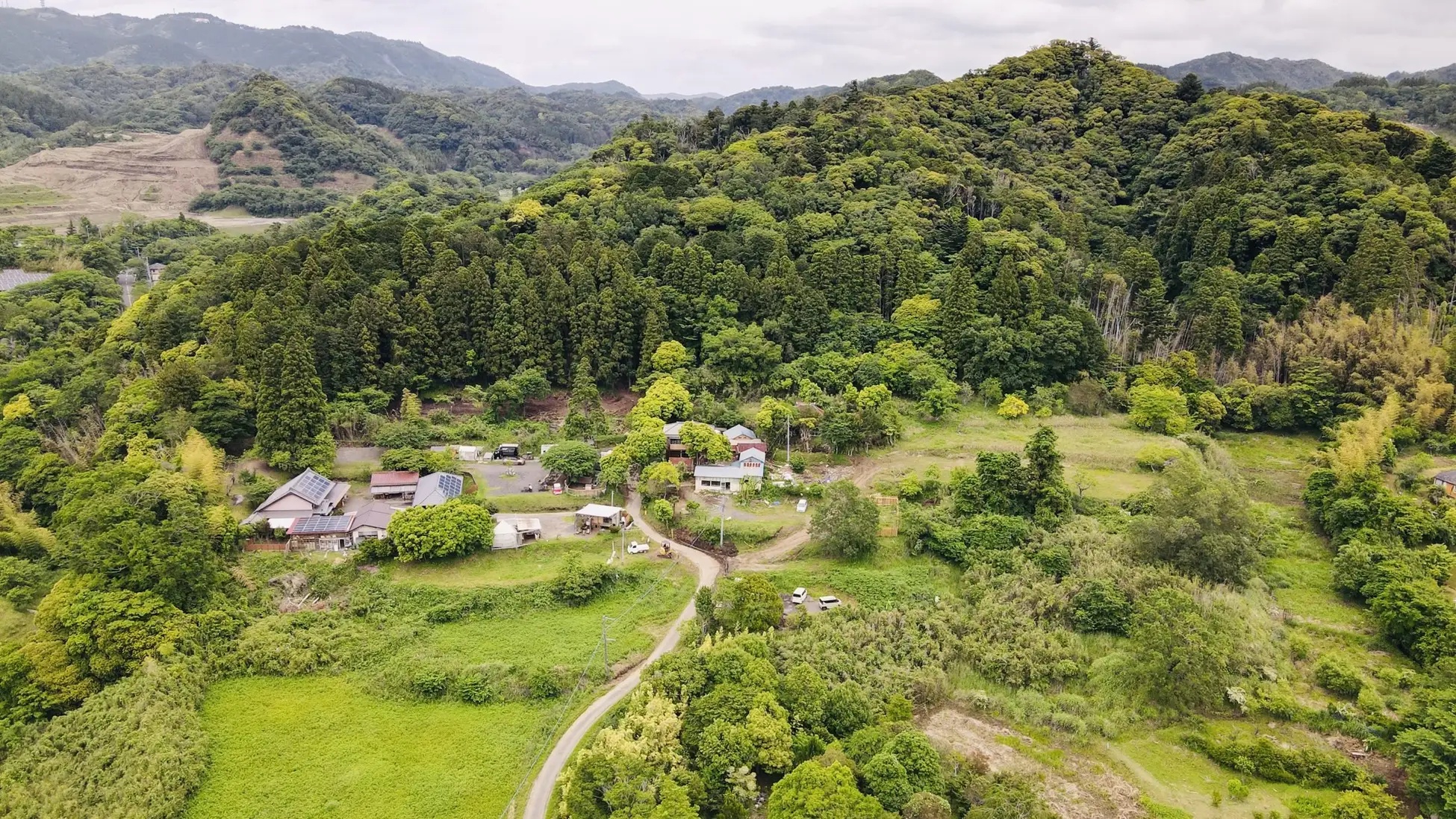 山の緑に囲まれ、古民家やテントが点在する千葉県富津市の和心村